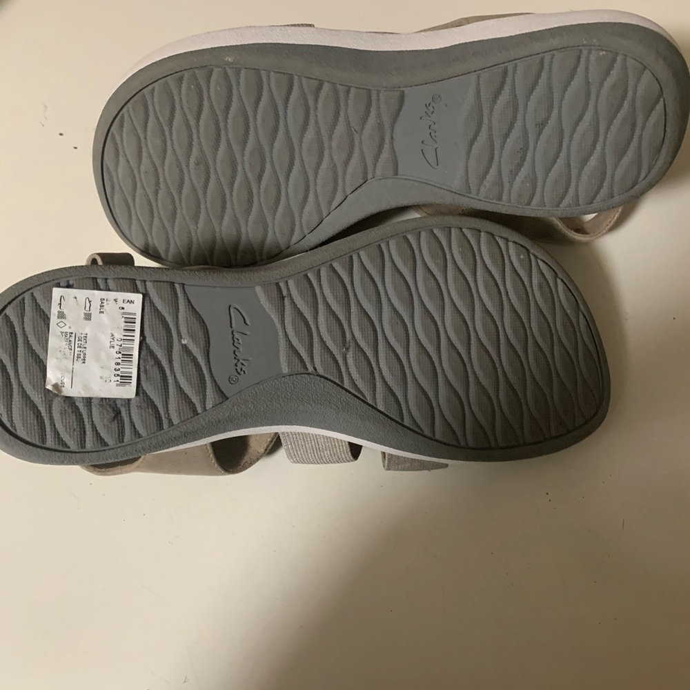 Gray women’s sandals size 7 made by Clark’s - Picture 3 of 3